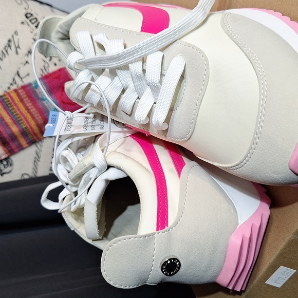 Steve Madden Ladies Sneaker Style Denney Size (9 ) Pink/White - Picture 3 of 8